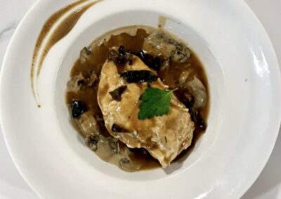 Plat au poulet au restaurant Le Repère à Gorrevod